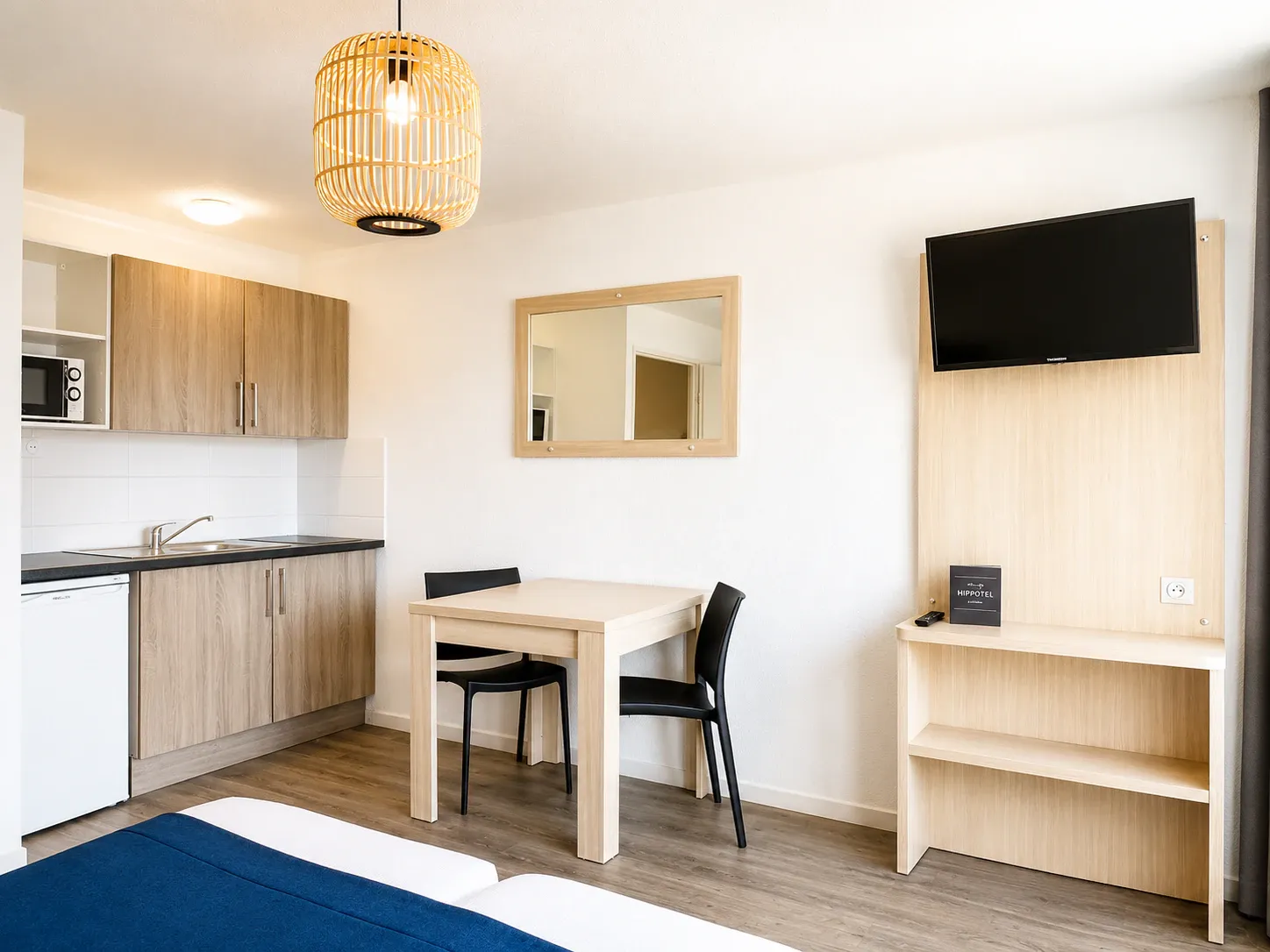 Coin salon — coin repas et kitchenette