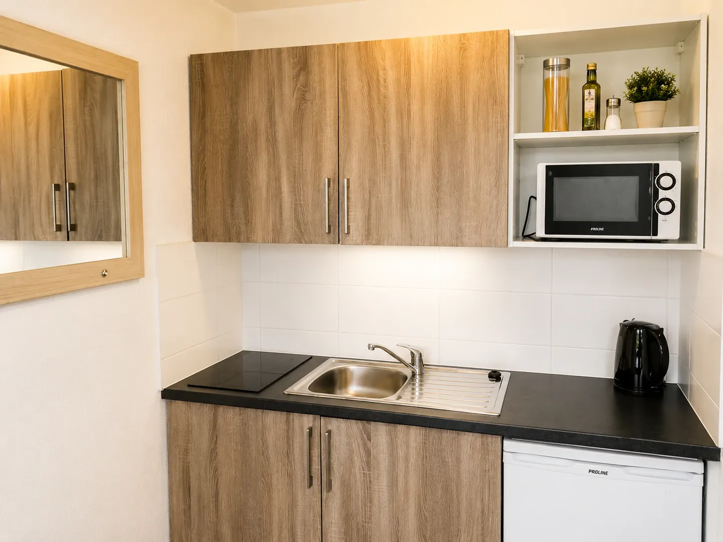 Kitchenette — rangements et micro-ondes