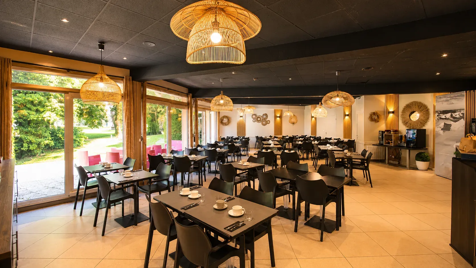 Breakfast room — overview